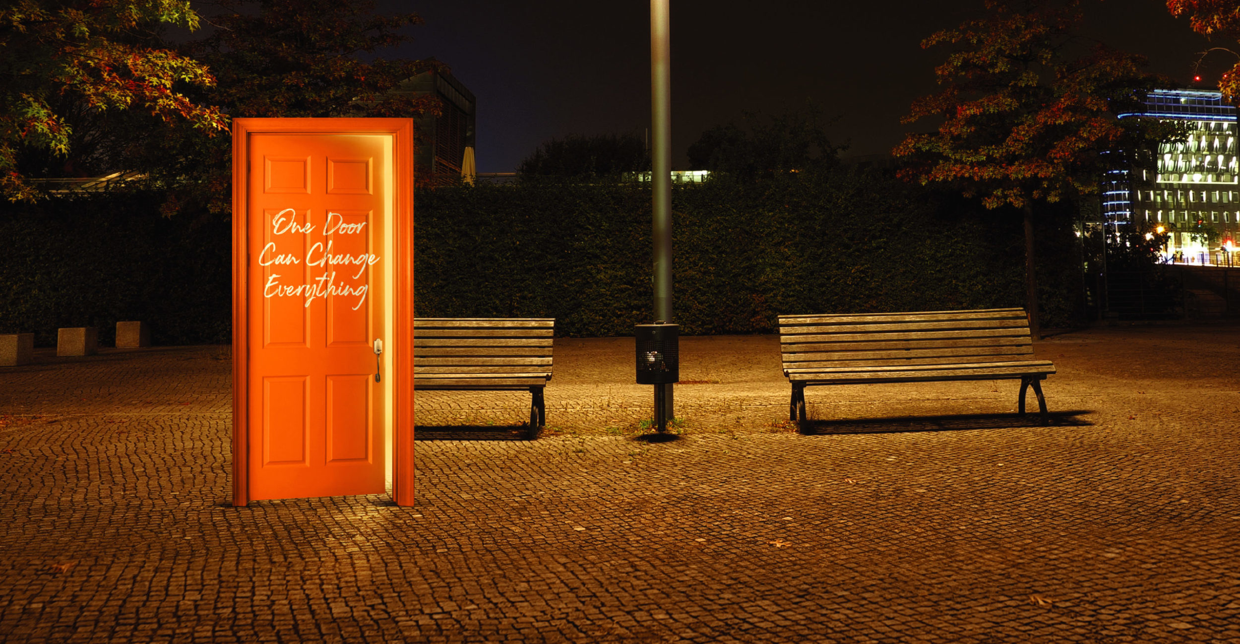 Ли хоум. Orange Door. Оранжевый дверь реклама. Двери фон оранжевый. 3 Двери с оранжевым светом.